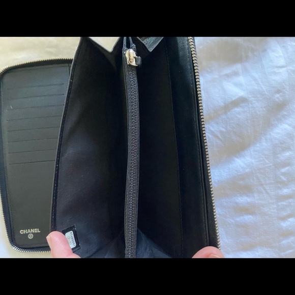 CHANEL Black, quilted patent leather wallet. - Picture 8 of 11